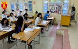 Cận cảnh các thí sinh tập trung làm bài trong phòng thi